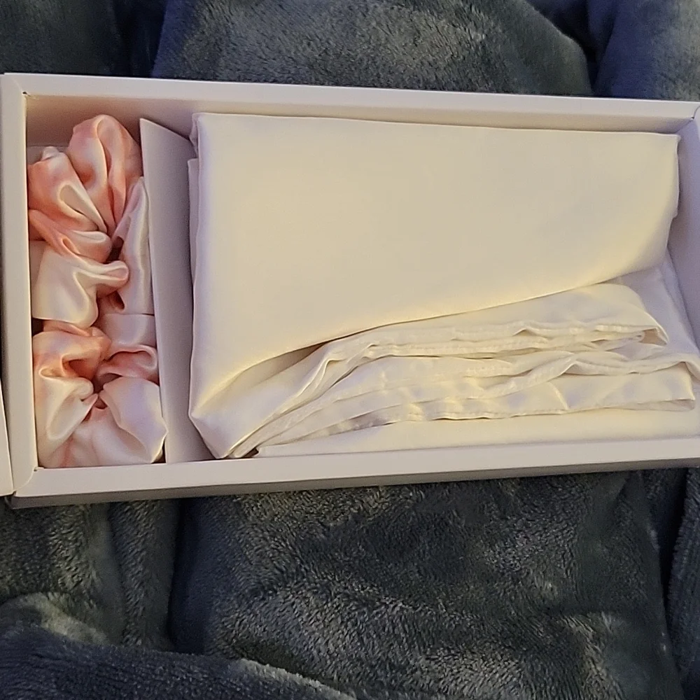 Blissy 100% Mulberry silk White standard pillowcase w/Rose Marble Scrunchy NEW…