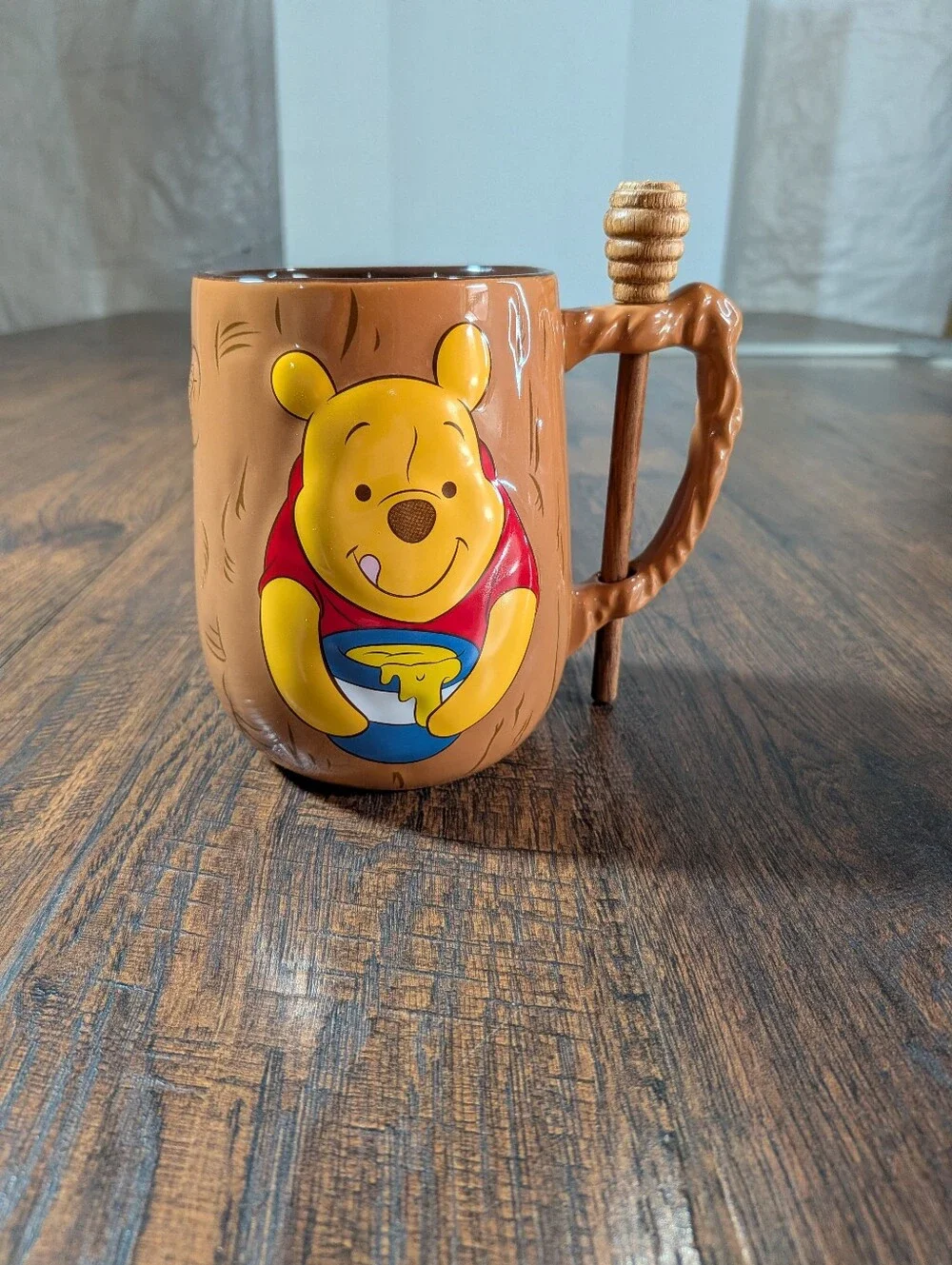 DISNEY PARKS WINNIE THE POOH COFFEE MUG CUP WITH HONEY DIPPER, NEW