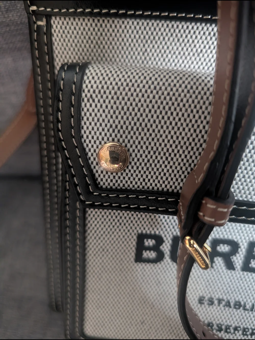 Burberry elegant tote