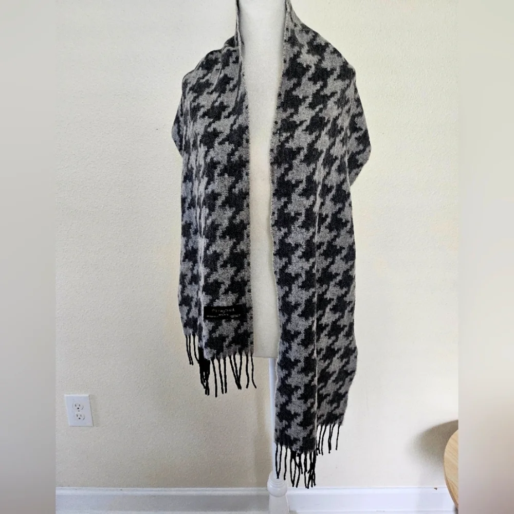 Charming Charlie 100 Wool Black Gray Pattern Casual Chic Wrap Scraft.