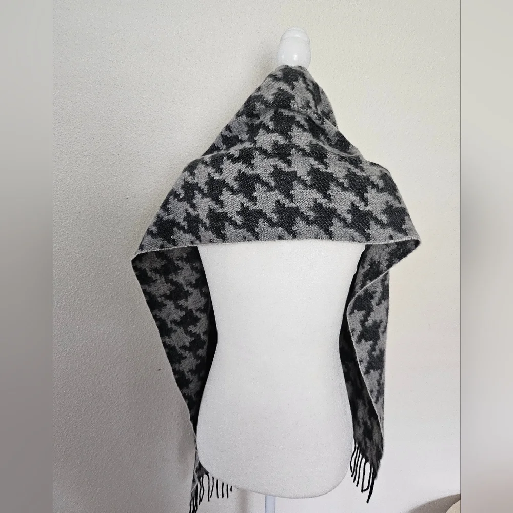 Charming Charlie 100 Wool Black Gray Pattern Casual Chic Wrap Scraft.