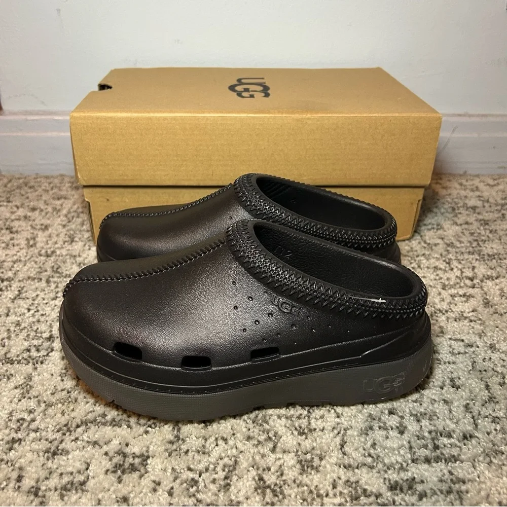 UGG nwt black