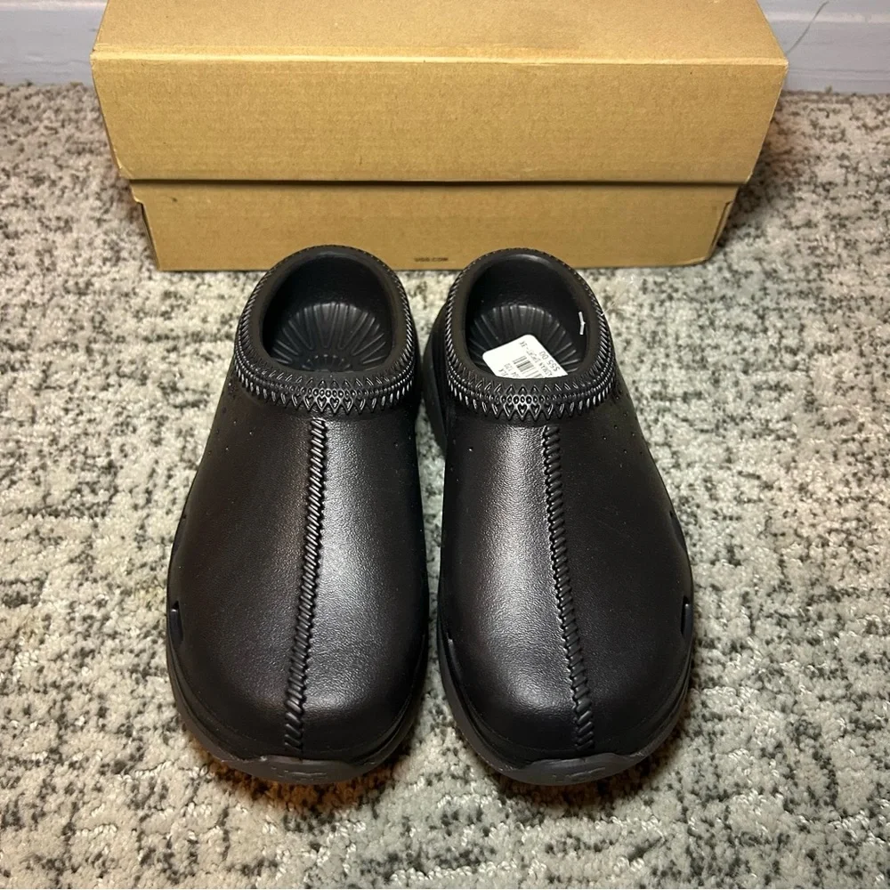 UGG nwt black