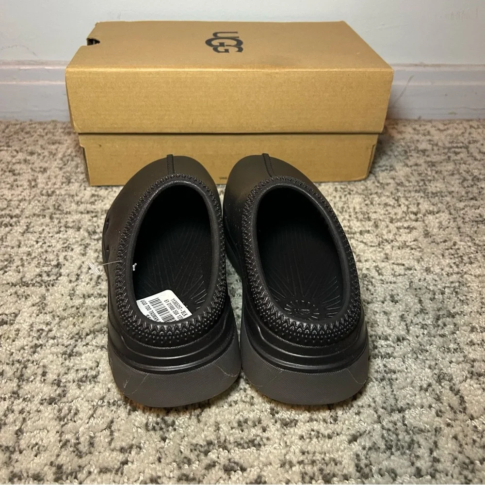 UGG nwt black