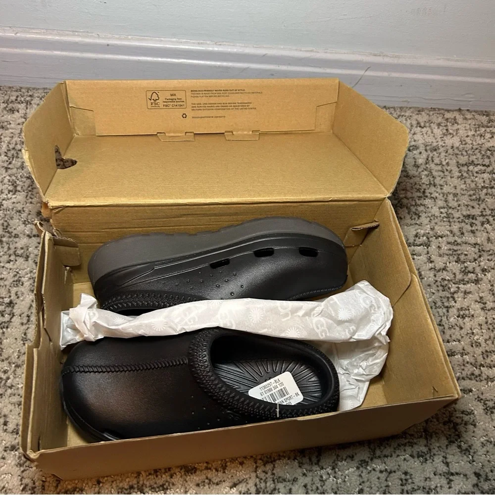 UGG nwt black