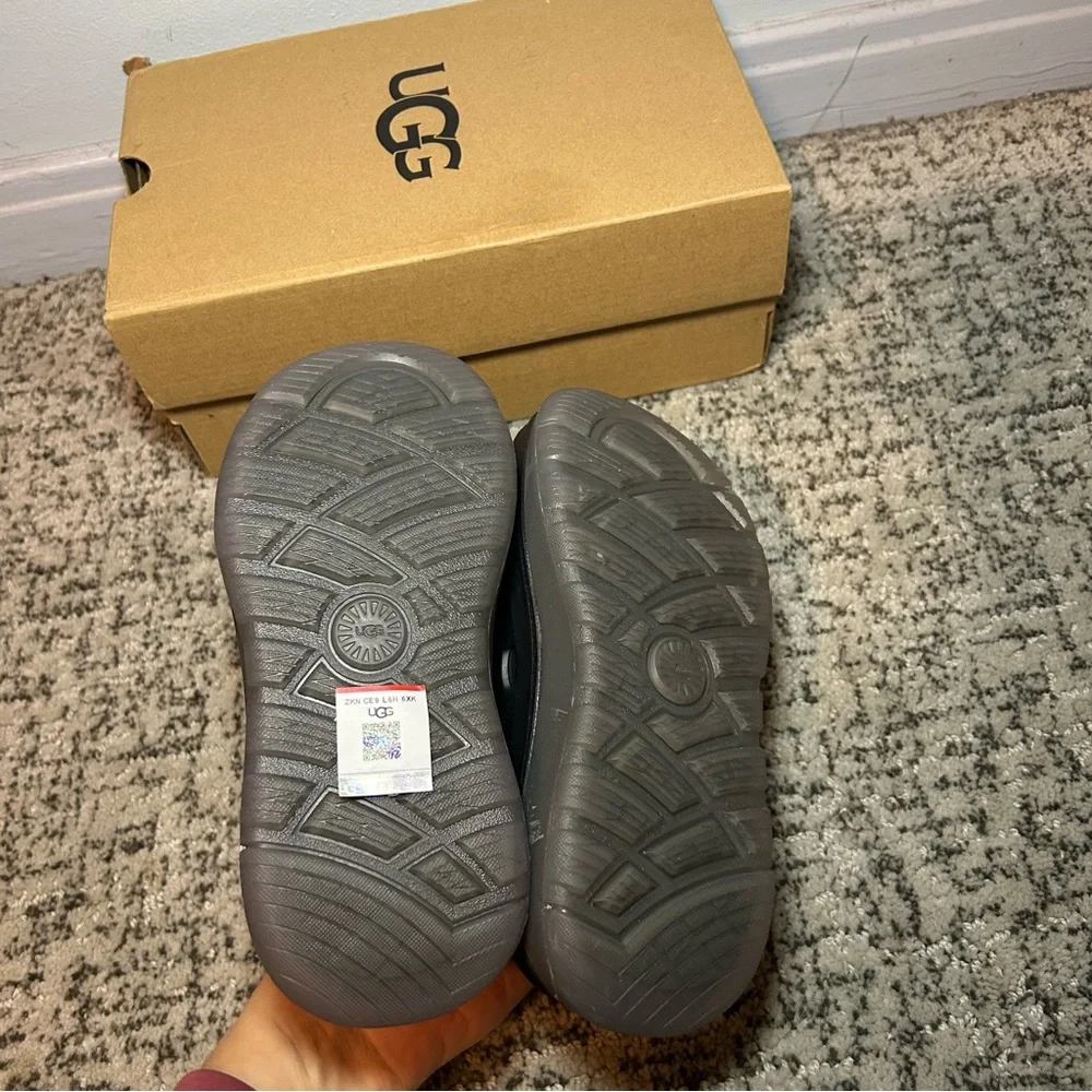 UGG nwt black