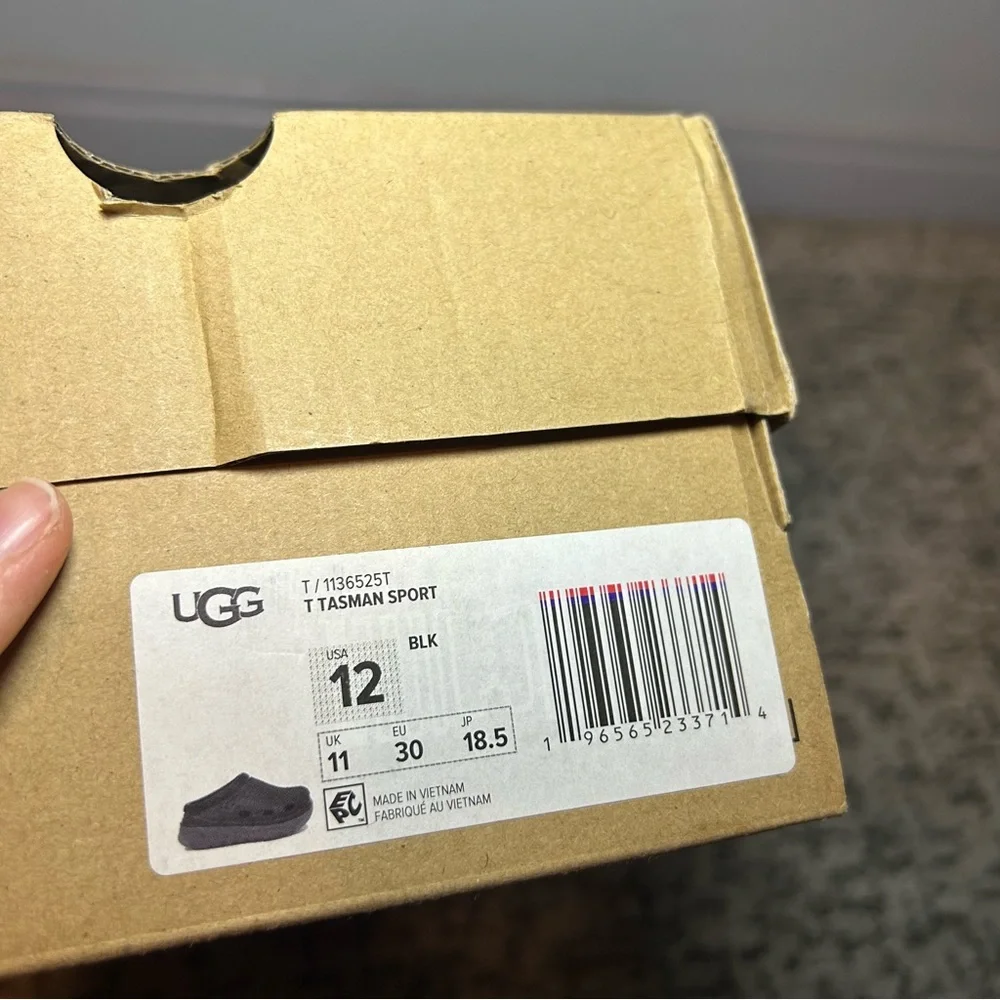UGG nwt black