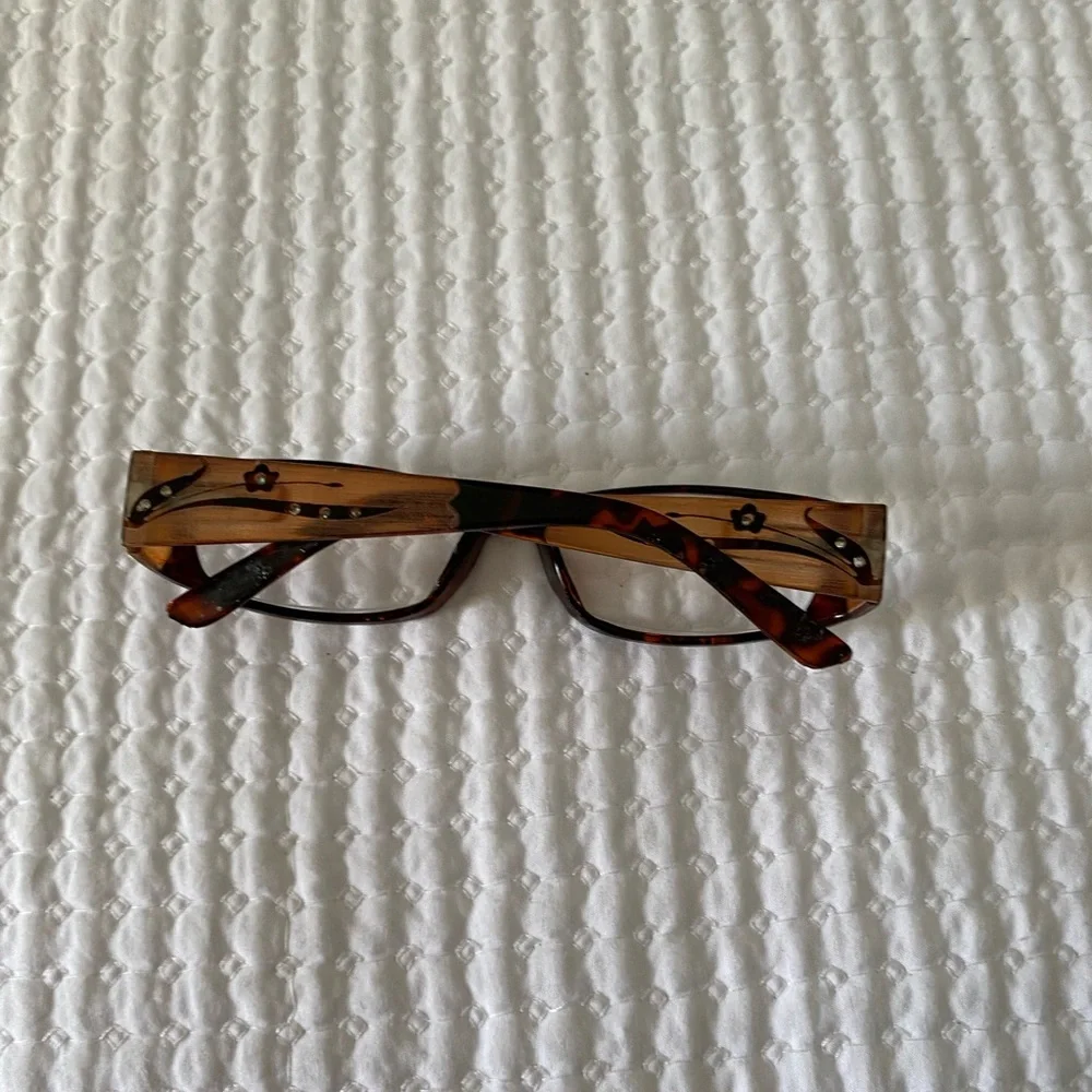 Eyeglasses questions leave