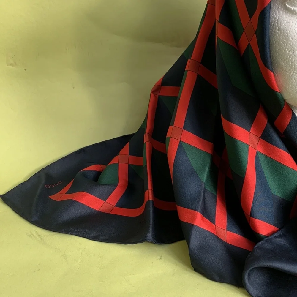 Gucci versatile luxurious plaid