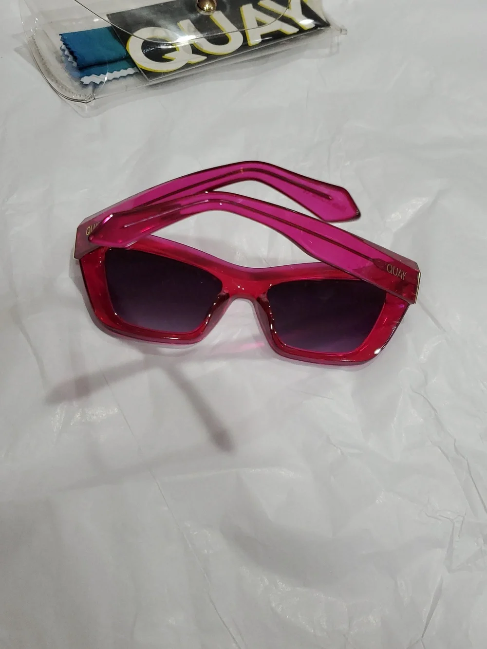 Quay Australia features acrylic frame