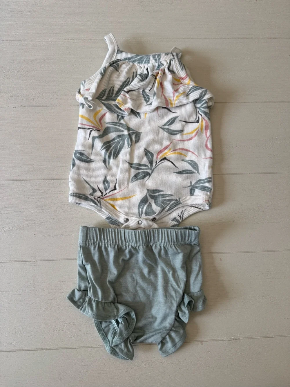 Jessica Simpson Floral Ruffle Bodysuit & Sage Bloomers 6/9 Months