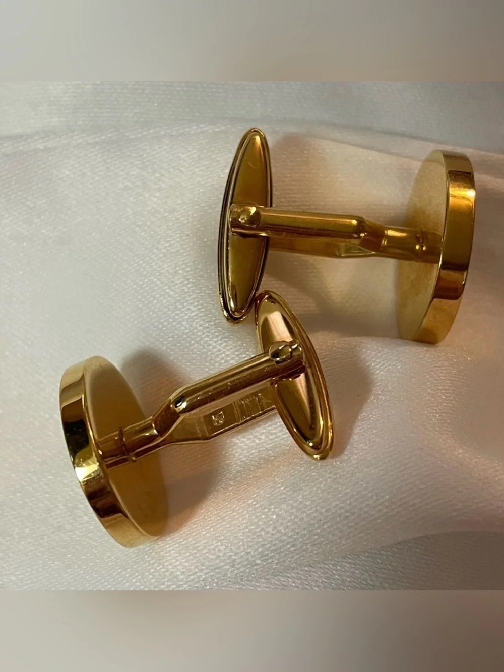Alfred Dunhill brand bar