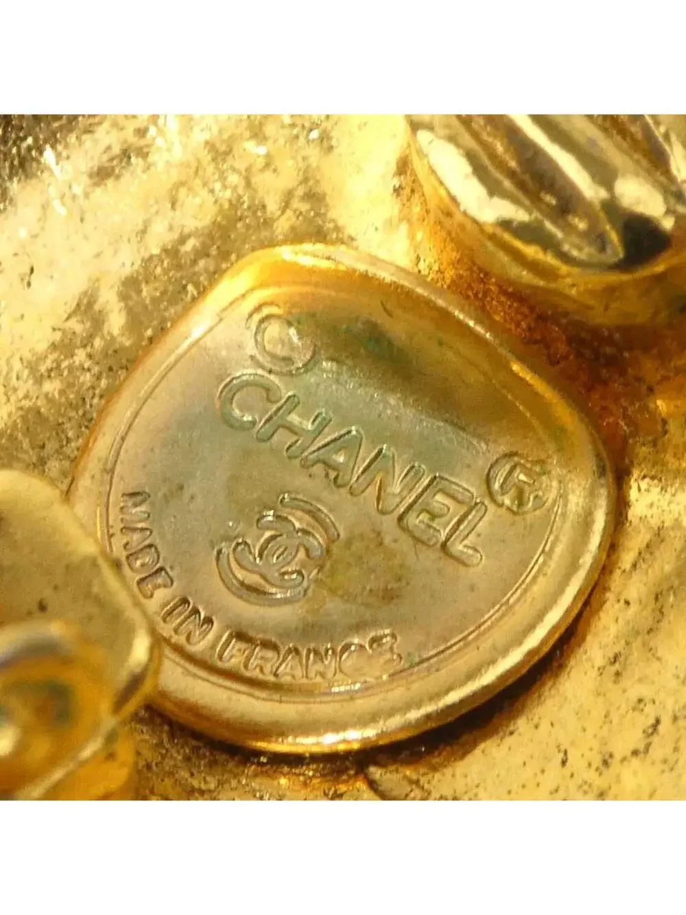 CHANEL elevate your