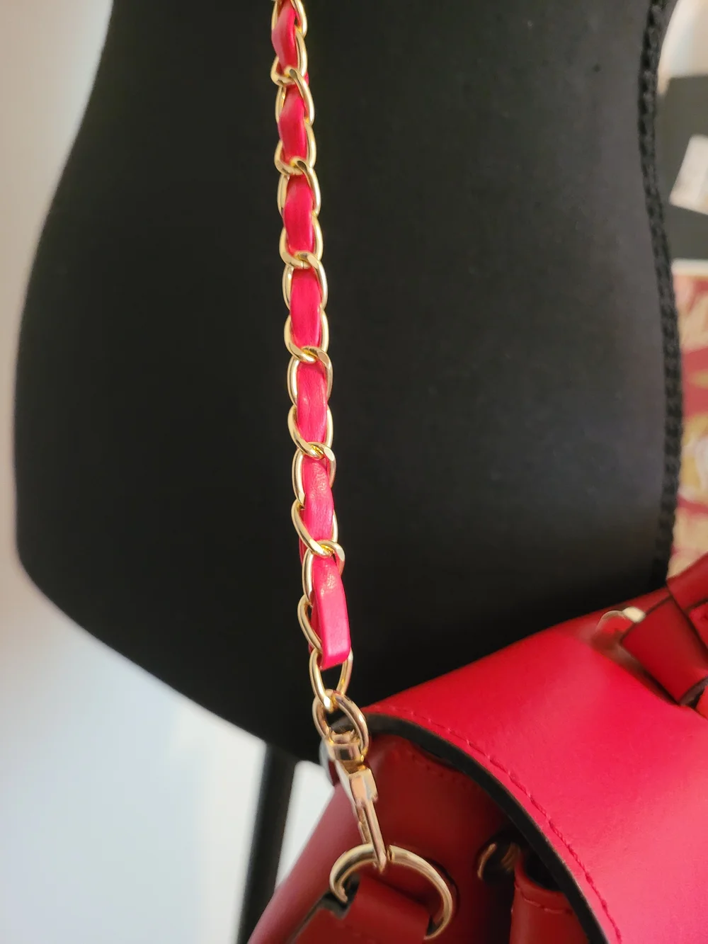 Luana Ferracuti body red