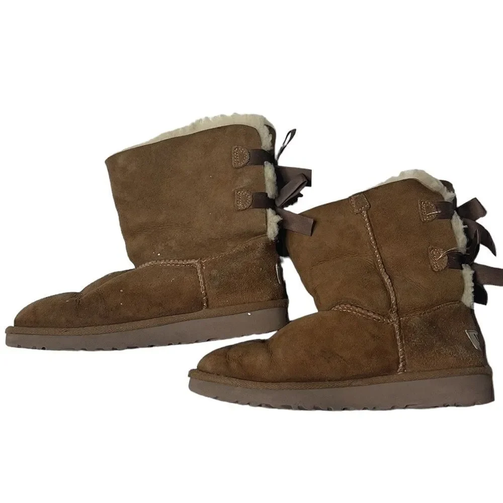 UGG Kids Bailey Bow II Chestnut Short Boots. Size 3.