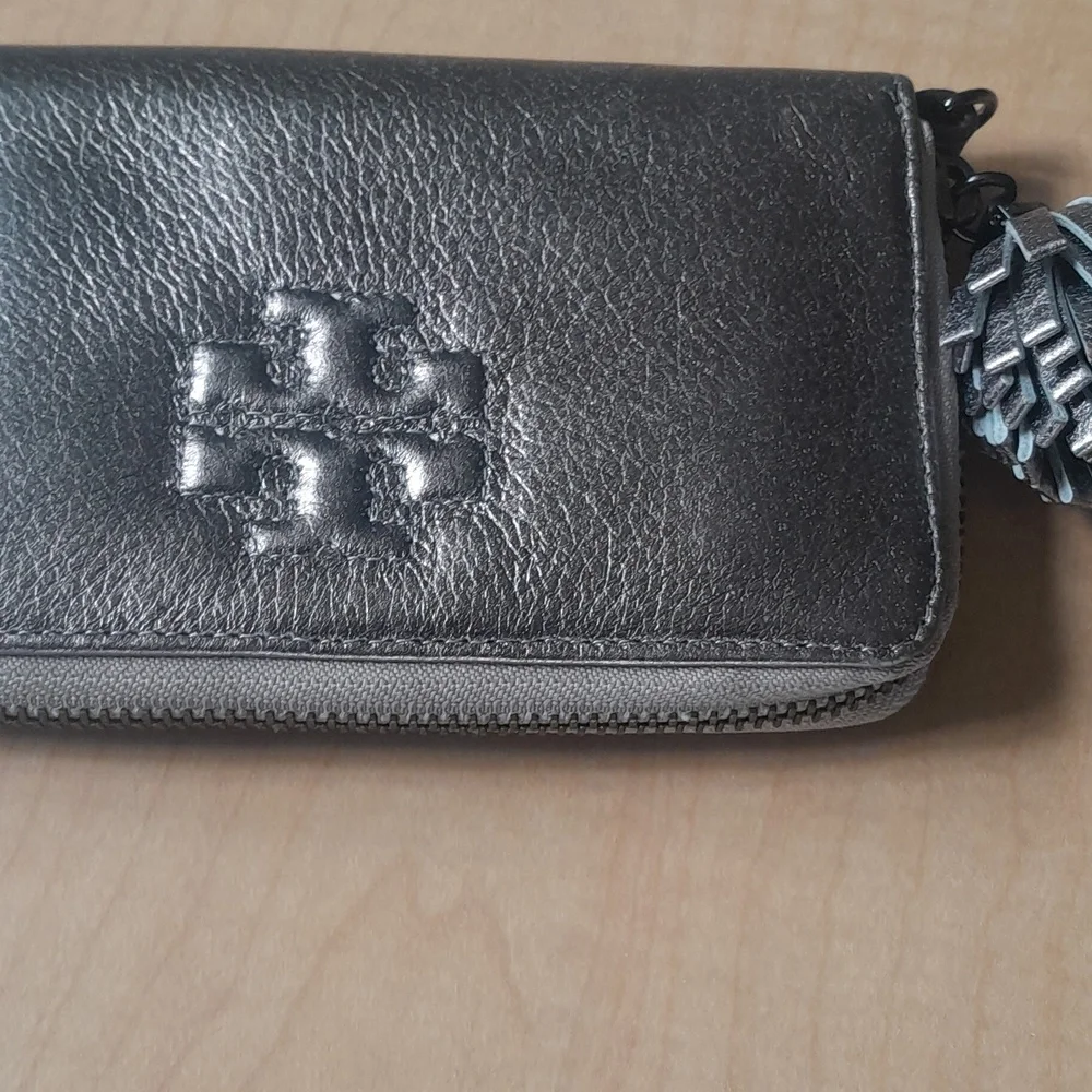 TORY BURCH THEA PWETER Mettalic Wristlet Short Zip Around Wallet