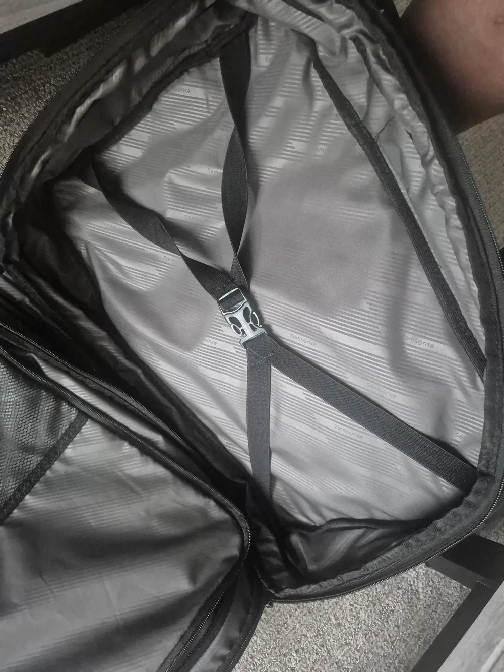 Samsonite multiple zippered