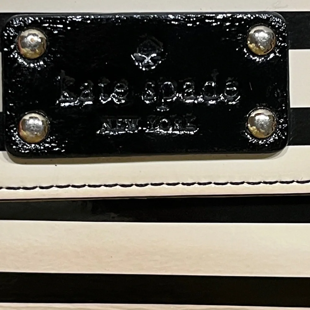 Kate Spade New York Bi-Fold Snap Sandra Wallet Patent Leather Black/Cream Stripe