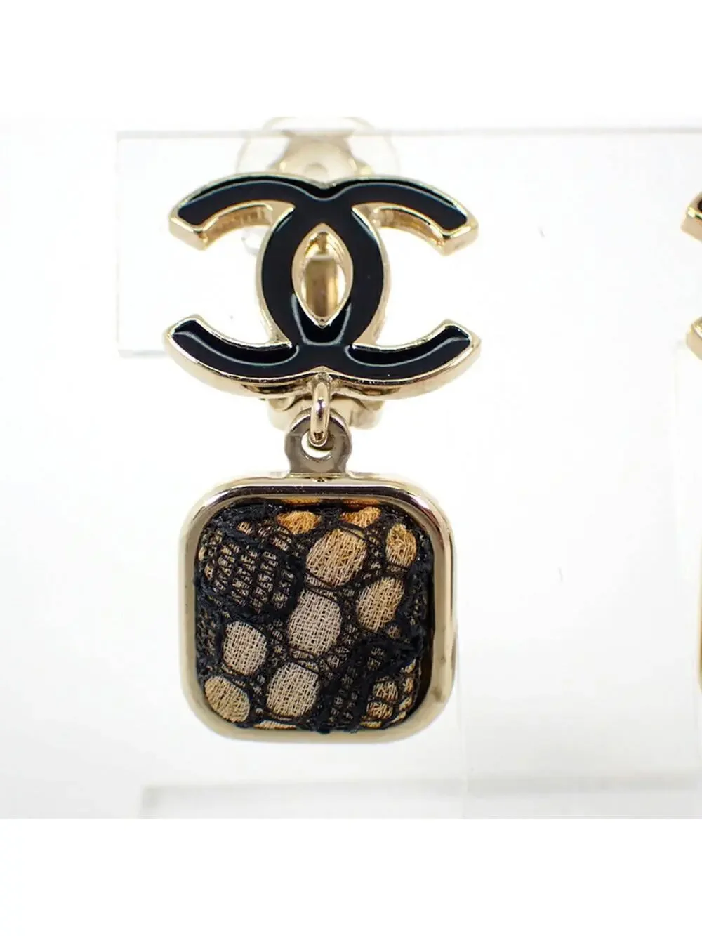 CHANEL elevate your
