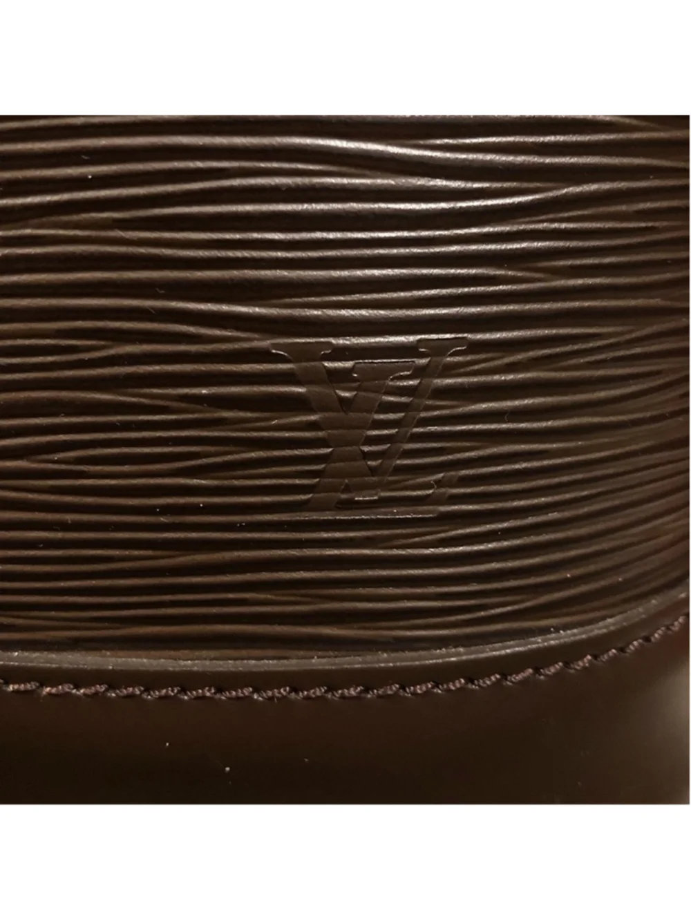 Louis Vuitton handle monogram