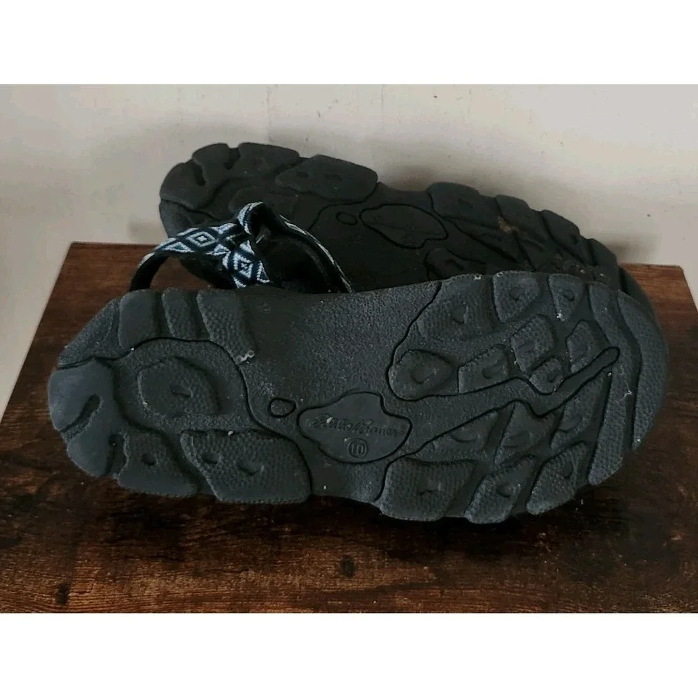 Eddie Bauer ensures size pair
