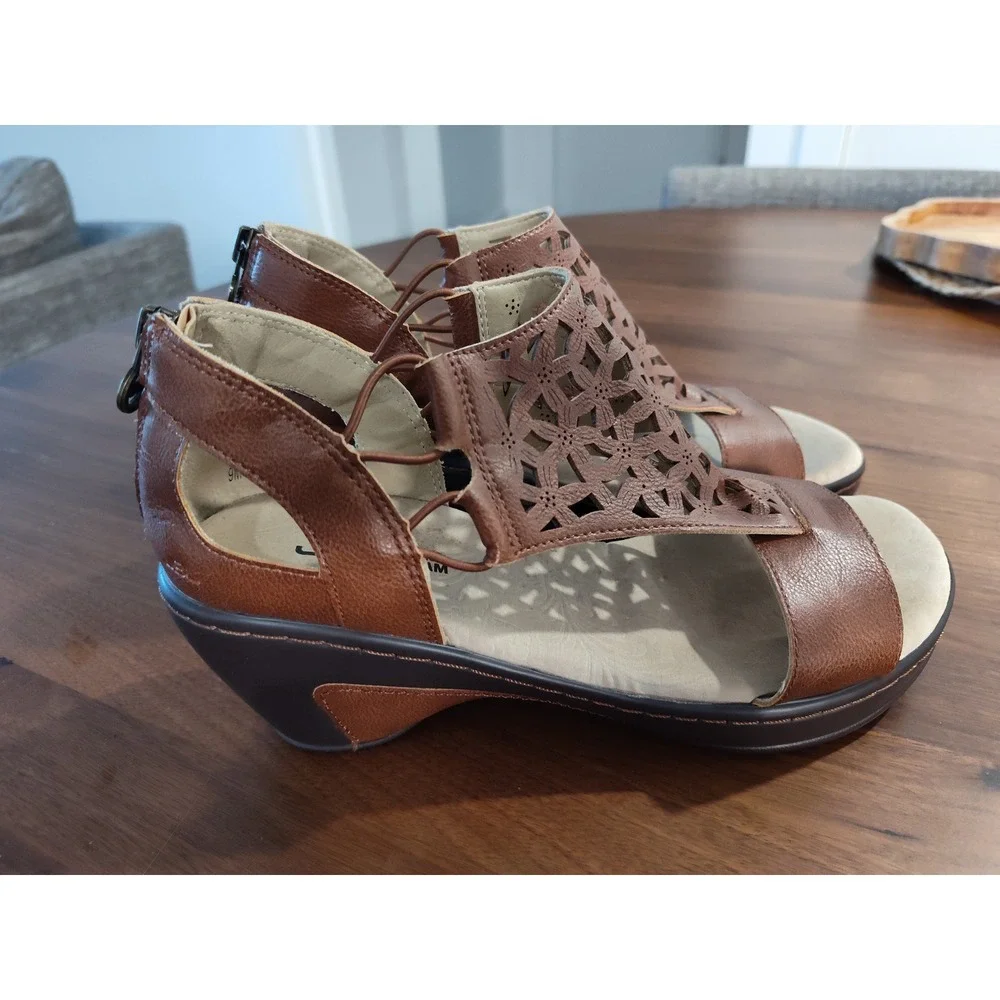 JBU Jambu Brown Laser Cut Wedge Sandals Memory Foam Back Zip Womens 9M