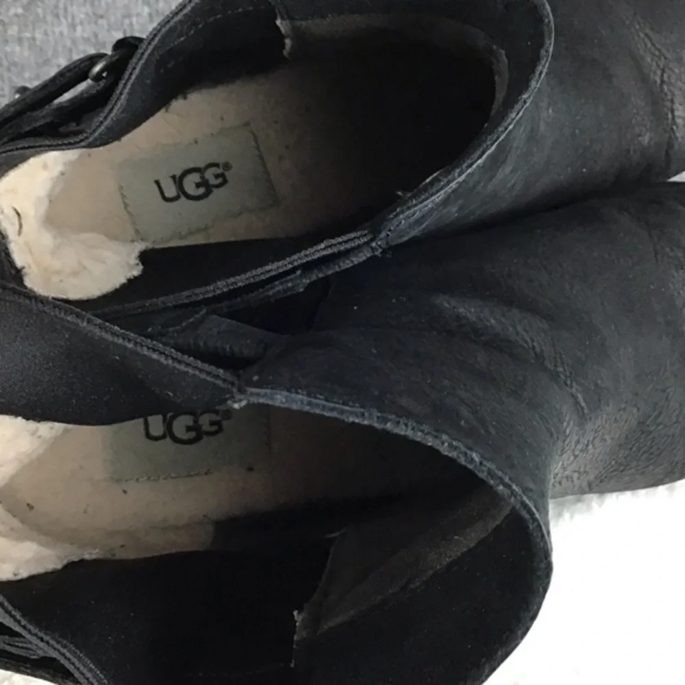 UGG chic black