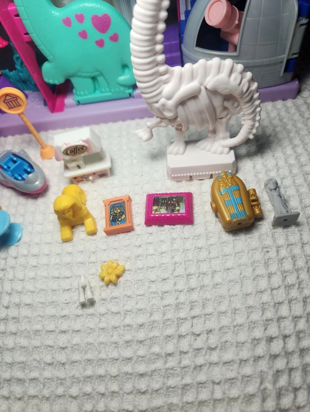 POLLY POCKET™ STARRING SHANI™ POLLYVILLE™ MIGHTY MUSEUM™ Playset Includes 17 Pcs
