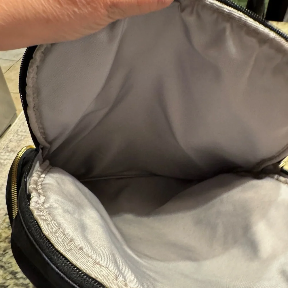 Tumi subtle top