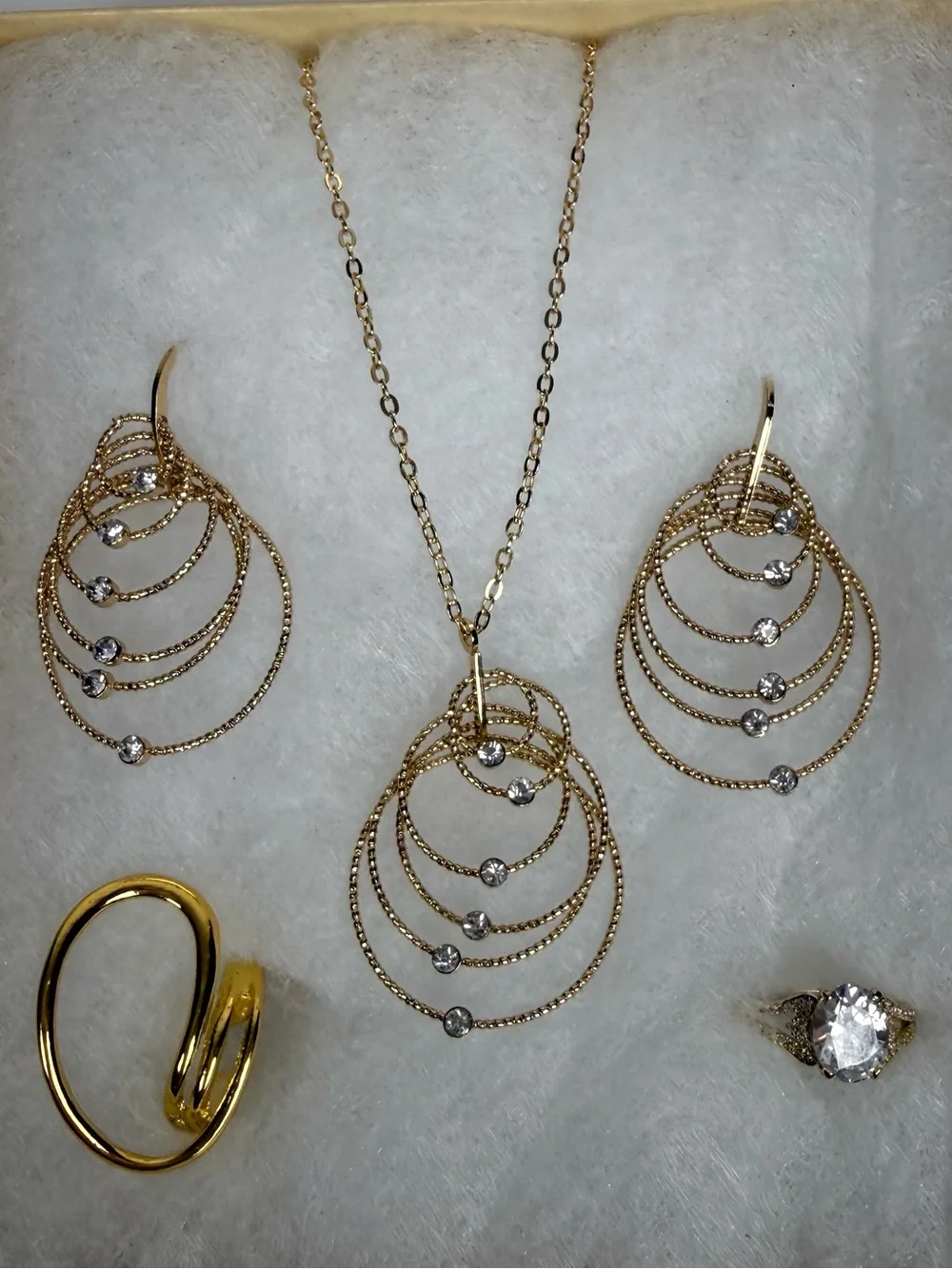 Michael Kors Signature Jet Set Charm Shoulder Bag + Jewelry Set + Gold MK Box