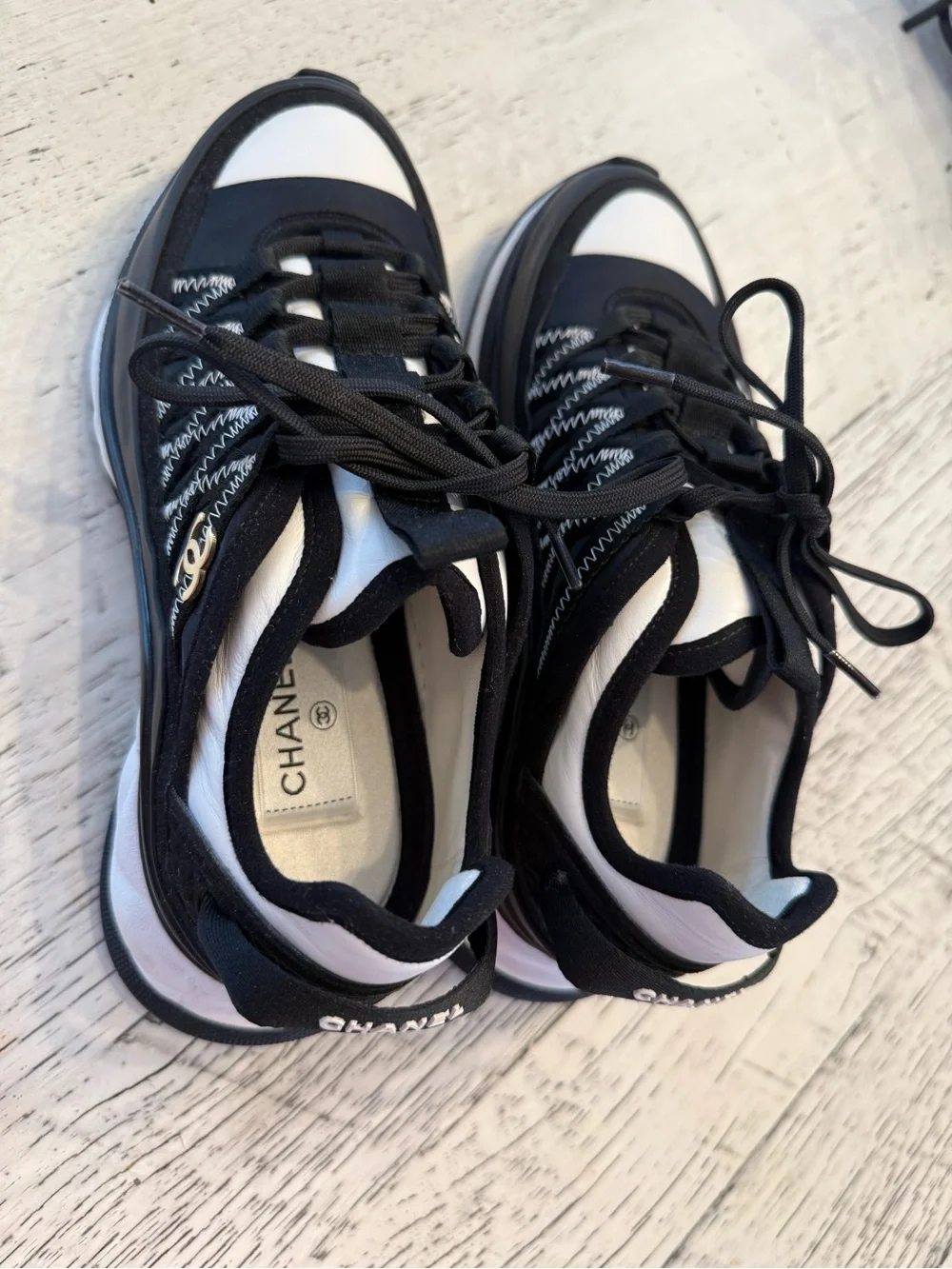 CHANEL sneaker this white