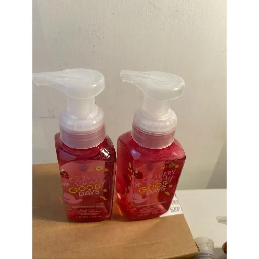2 Bath‎ Body Very Berry Good Days hand foam new