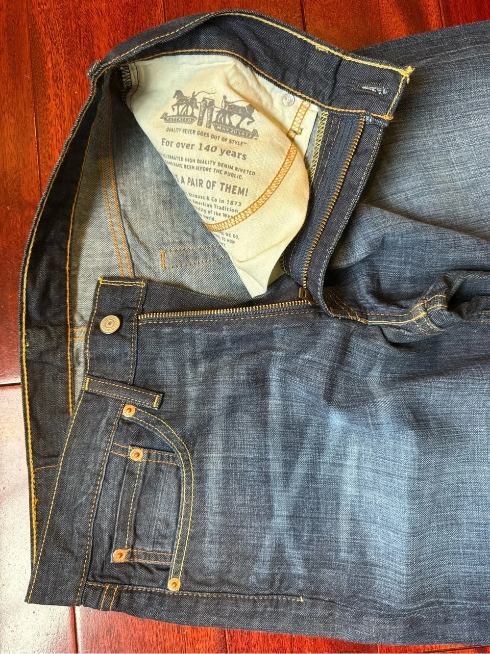 Levi's Slim Straight Jeans in Medium Blue Wash