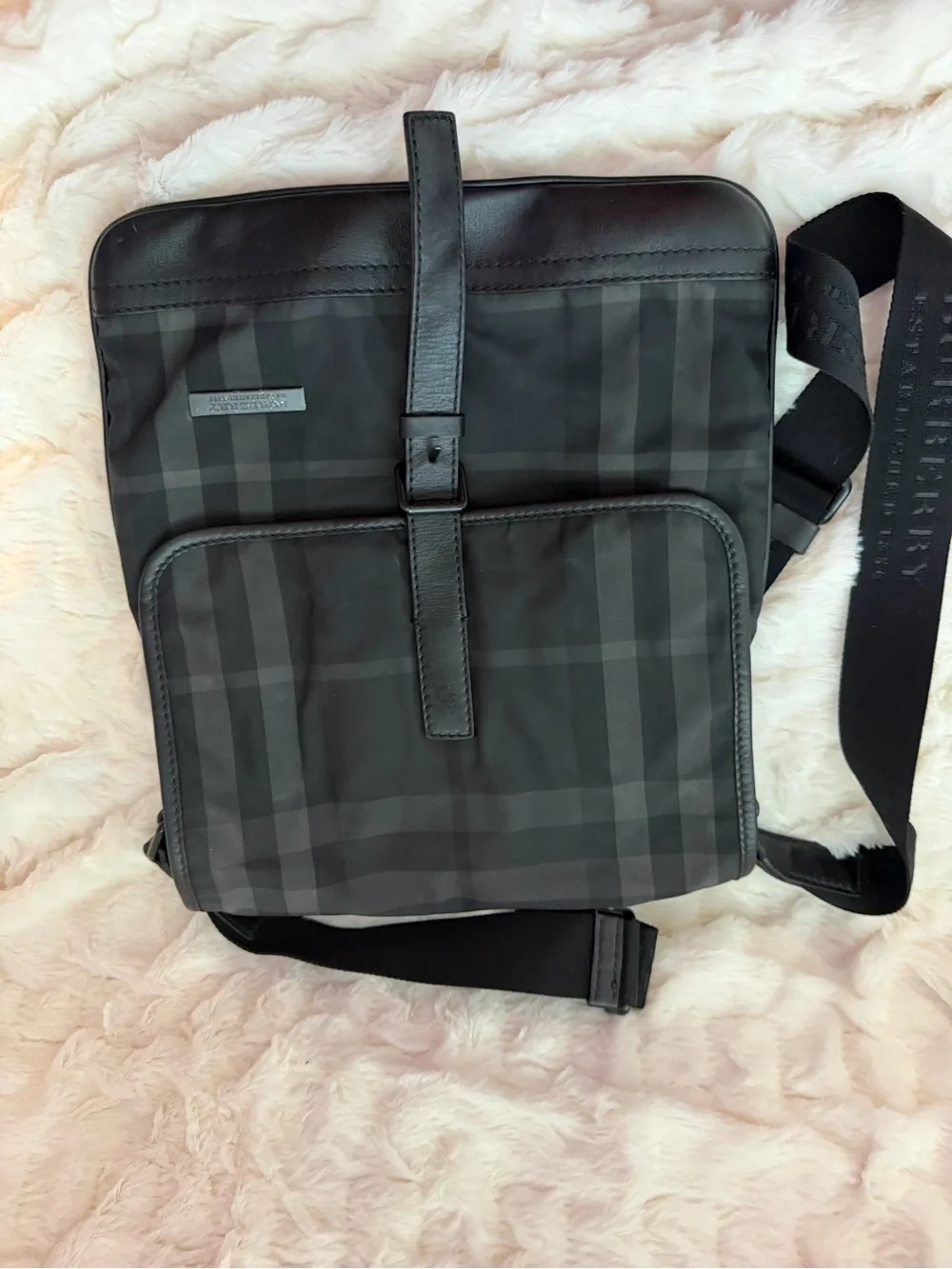 Burberry stylish messenger