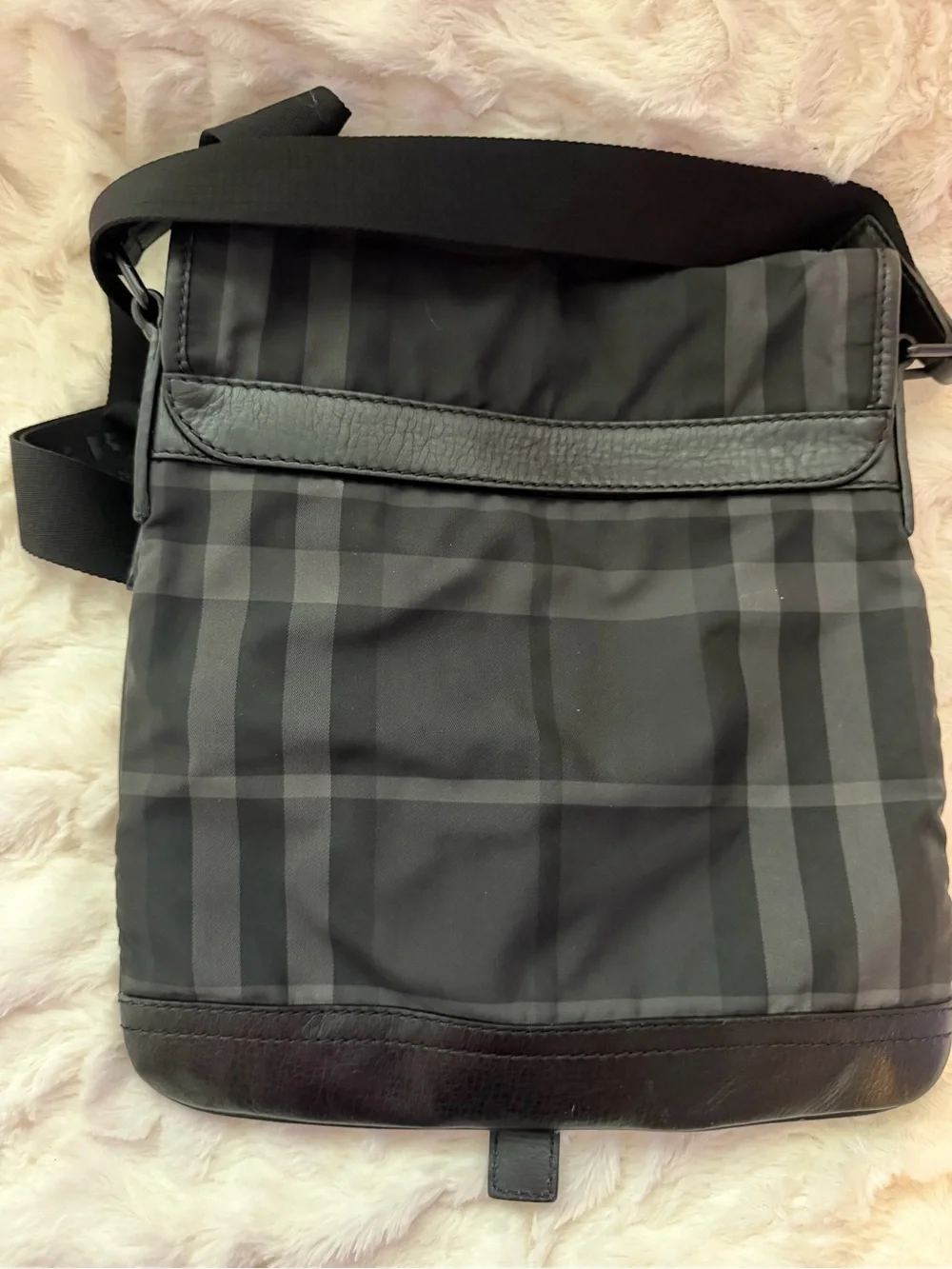 Burberry stylish messenger