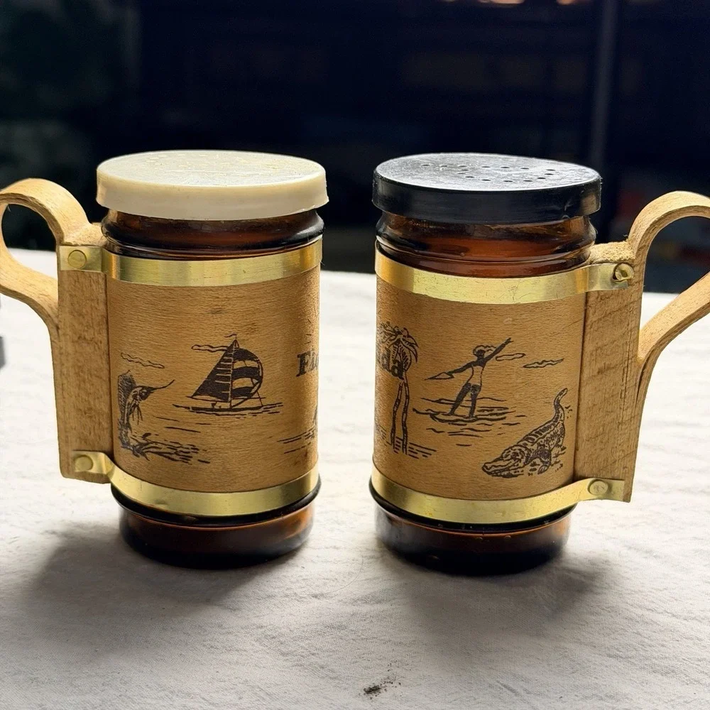 VINTAGE  Amber Mug Salt and Pepper Shaker. Souvenir Florida USA