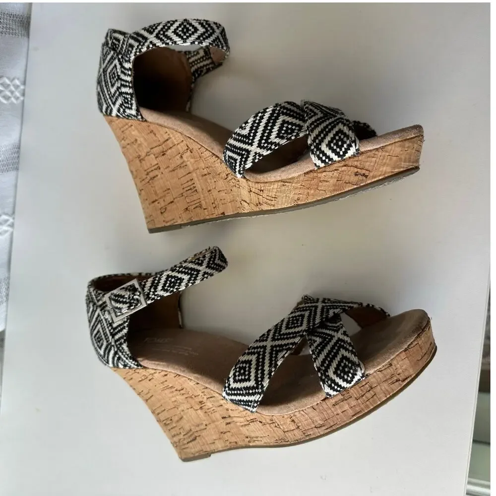 Toms resort bottom