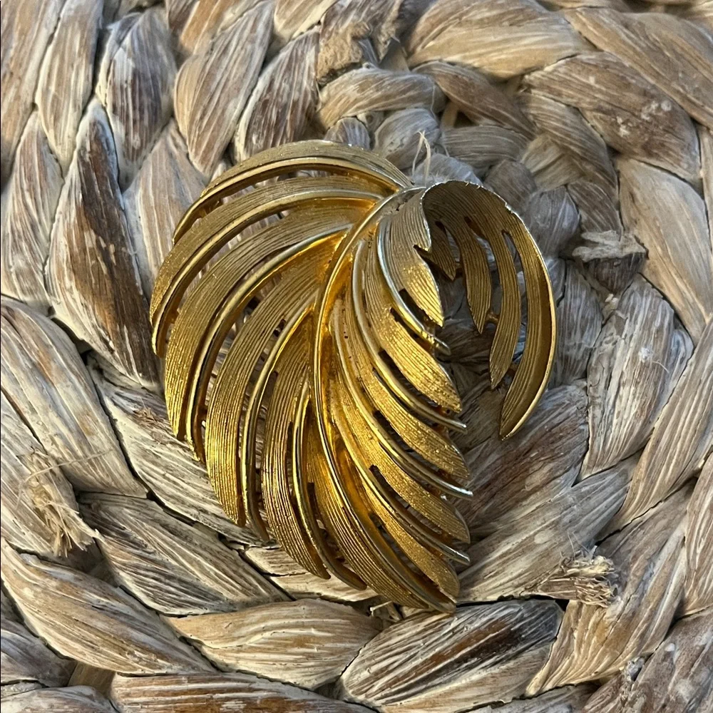 Vintage Lisner Gold‎ Tone Feather Leaf Brooch