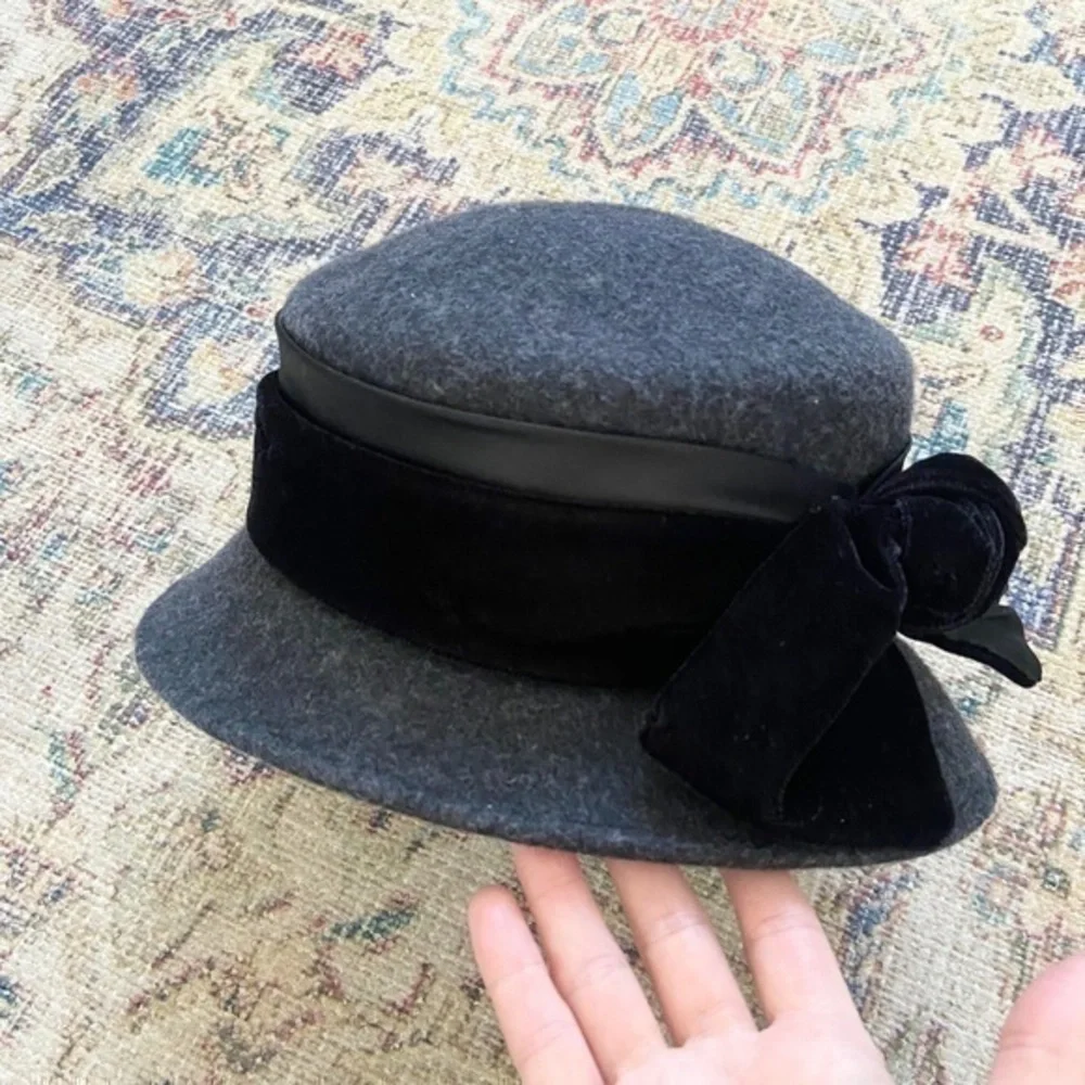Lord & Taylor Vintage Velvet Black Bow 100% Wool‎ Gray Bucket Style Hat
