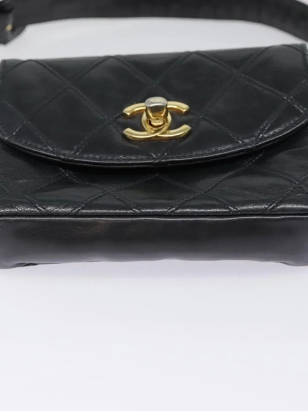 CHANEL lose style	waist scratches