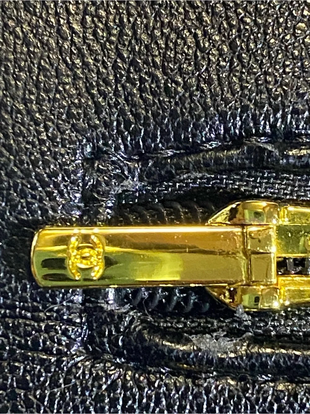CHANEL medium classic