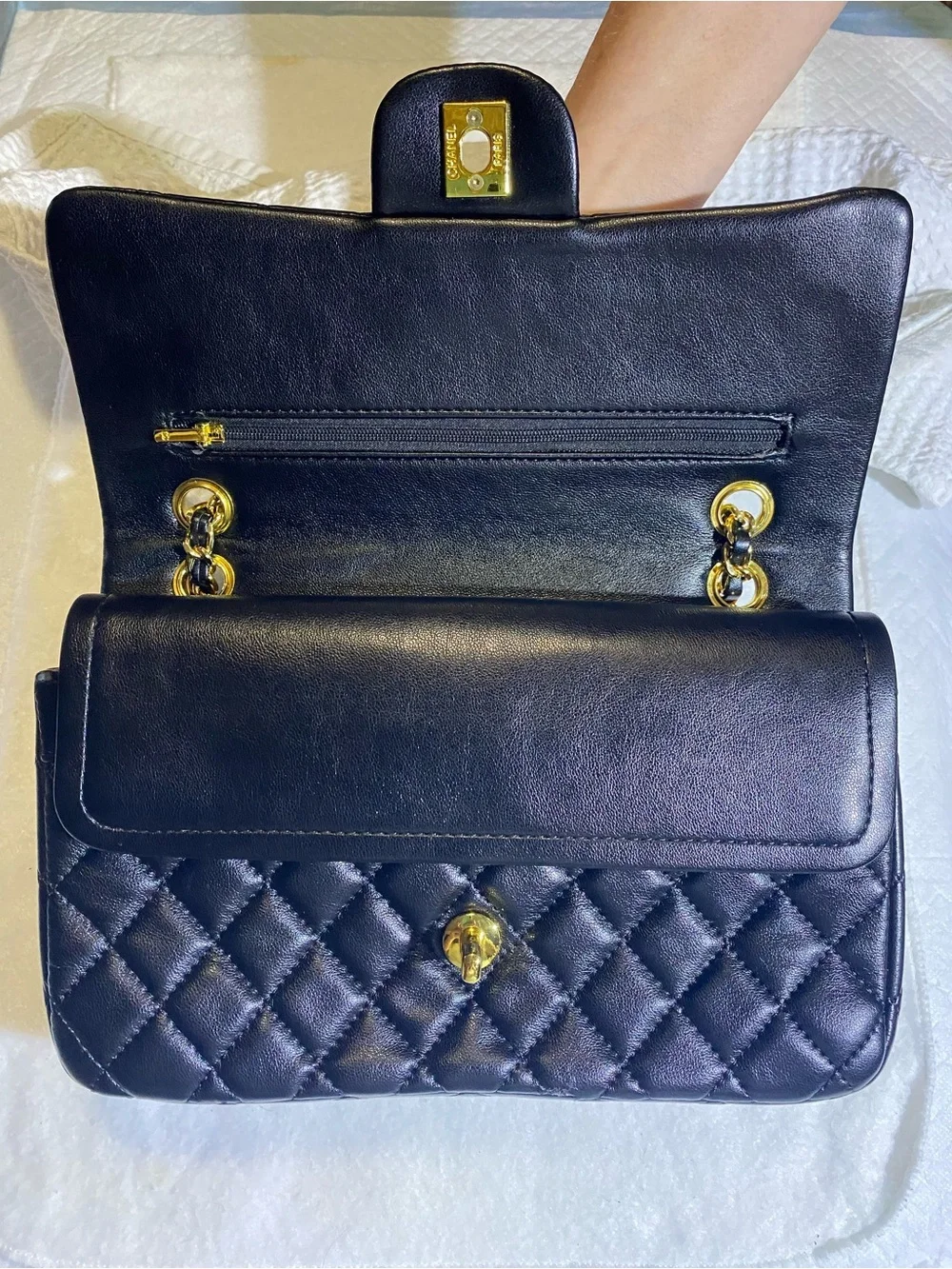 CHANEL medium classic