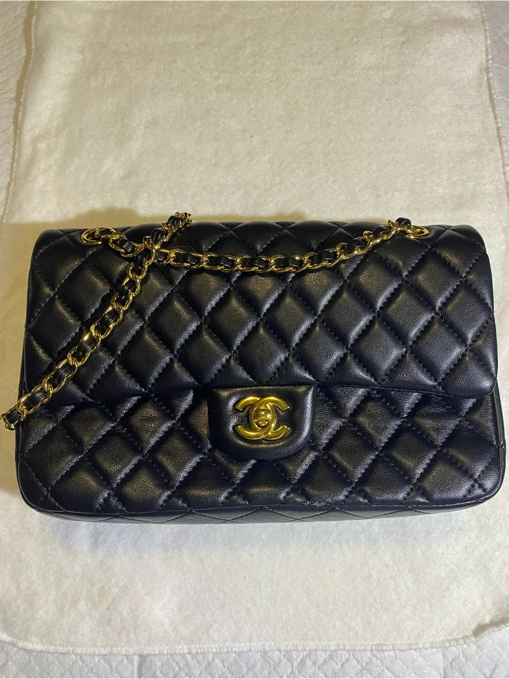 CHANEL medium classic