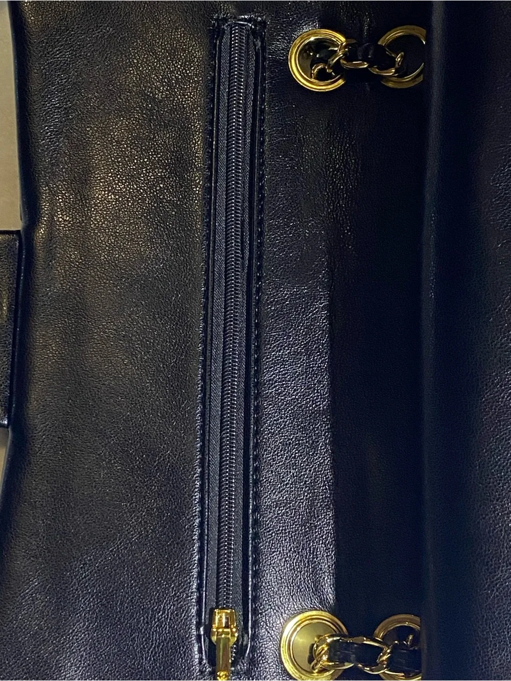 CHANEL medium classic