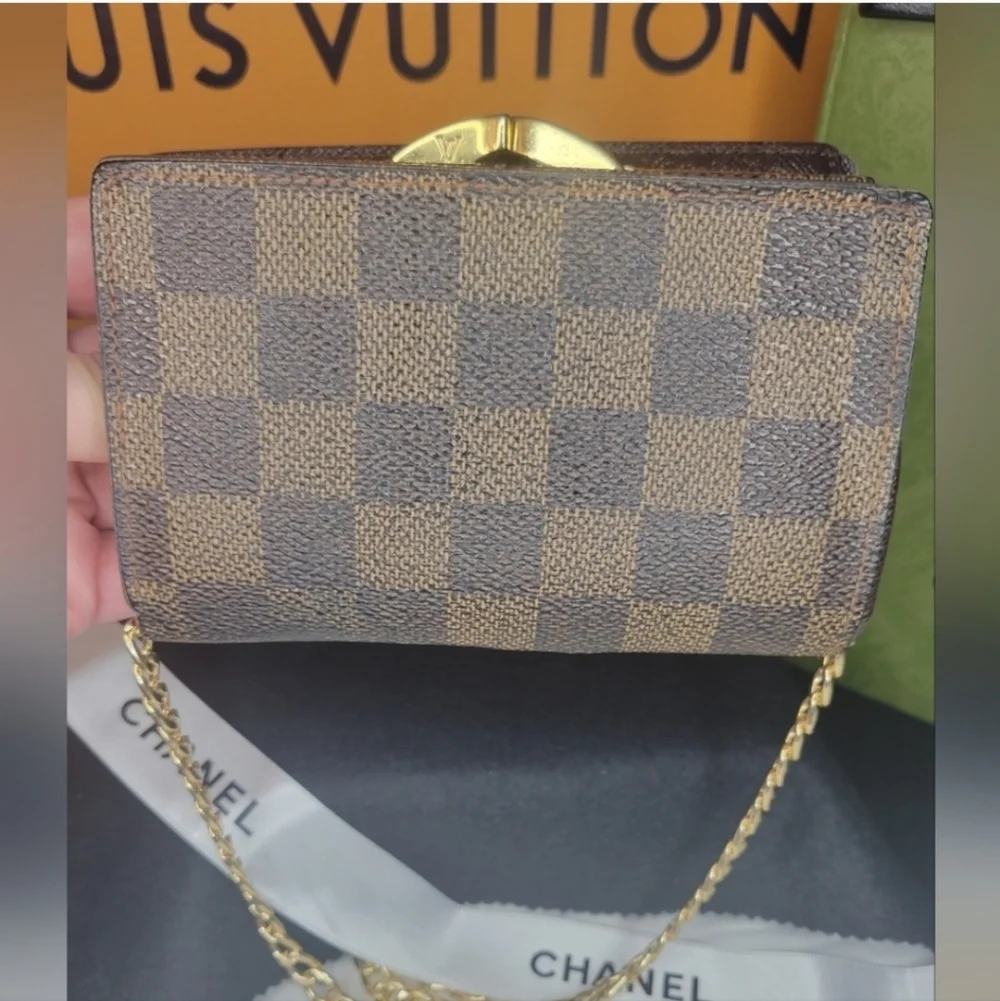Louis Vuitton elegant louis
