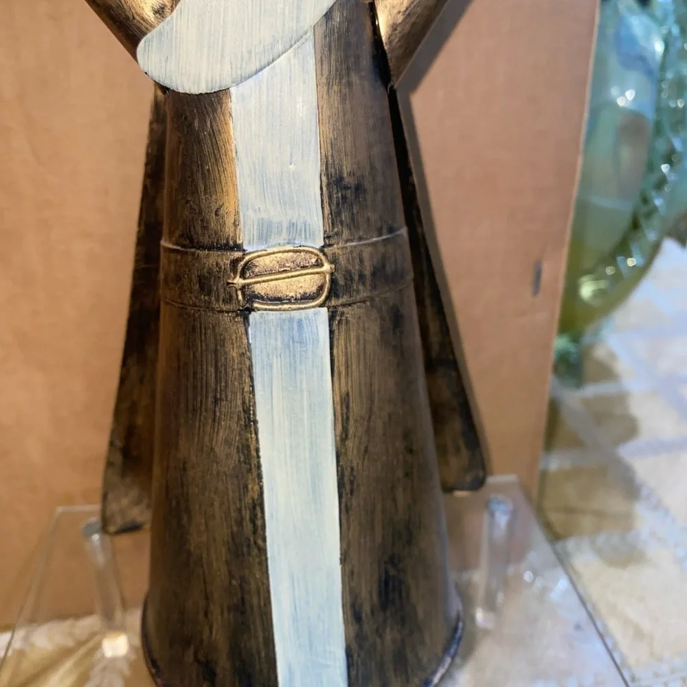 unbranded gold tone
