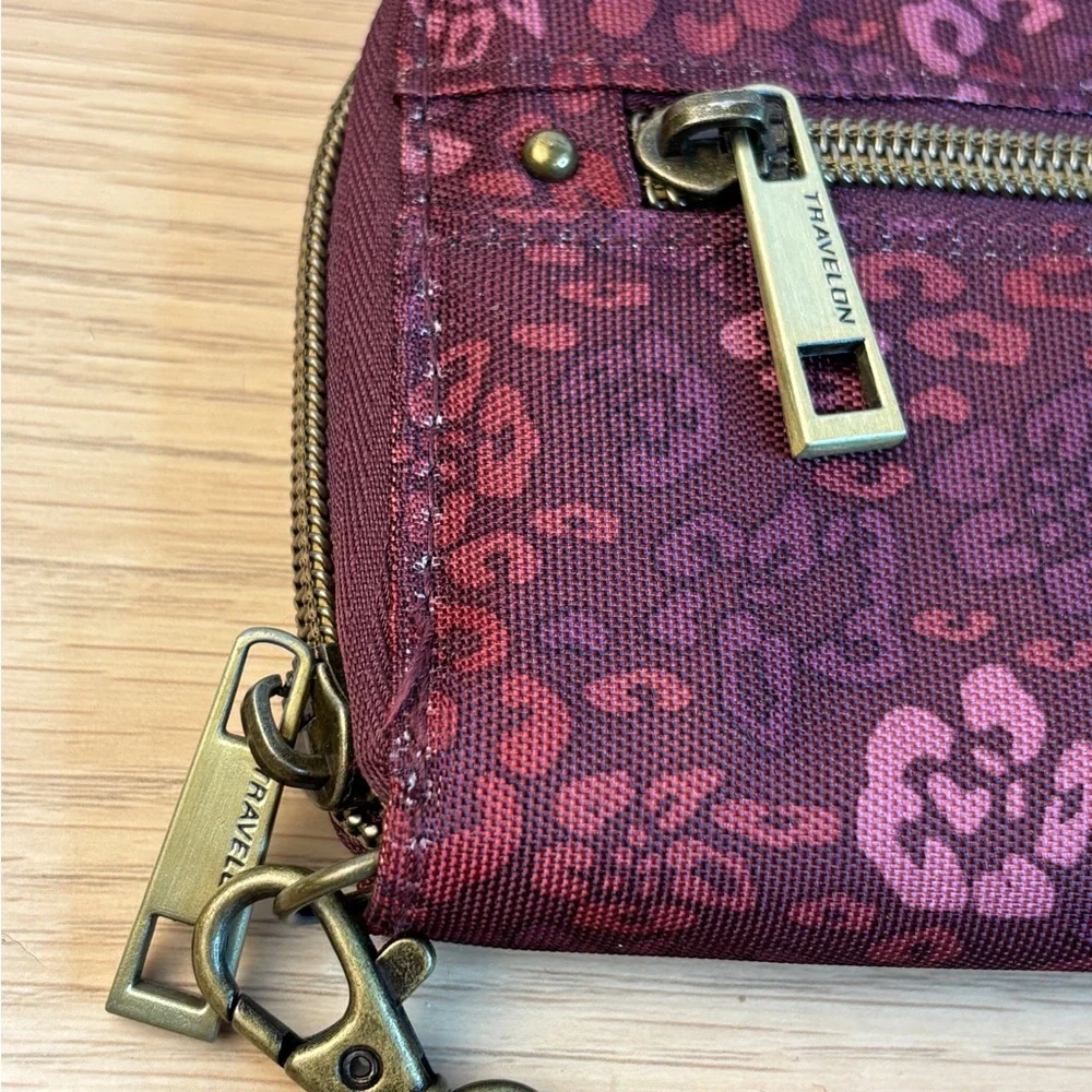 Travelon coin edge