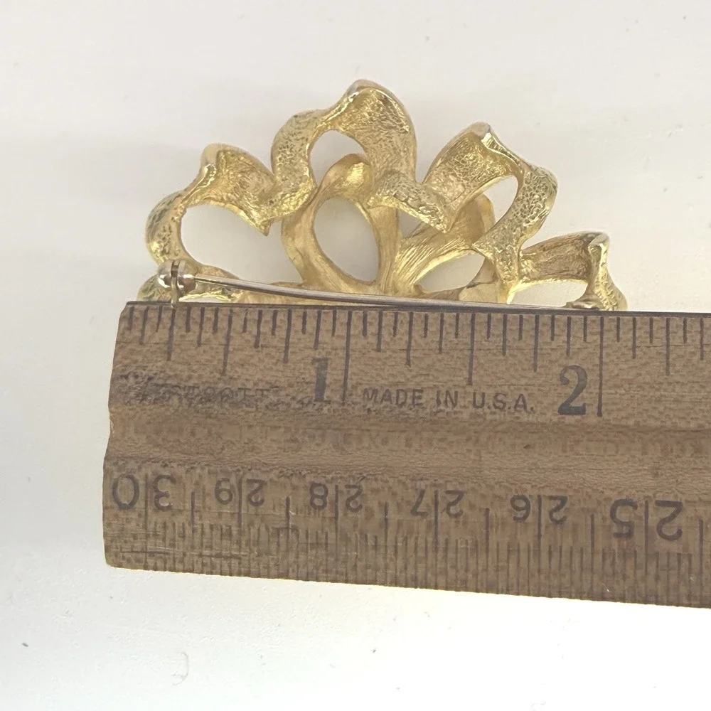 The Unbranded Brand beautiful brooch
