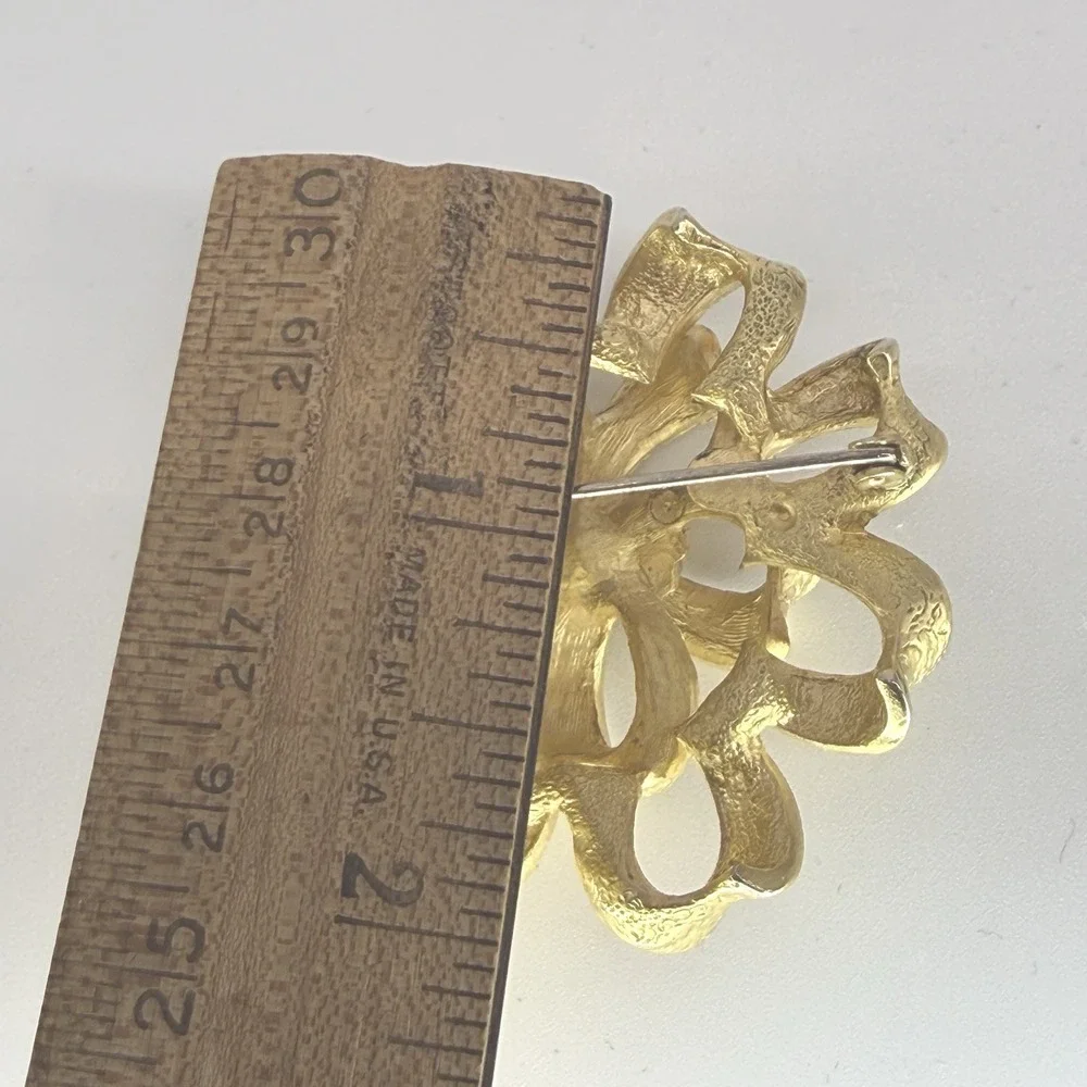 The Unbranded Brand tone brooch