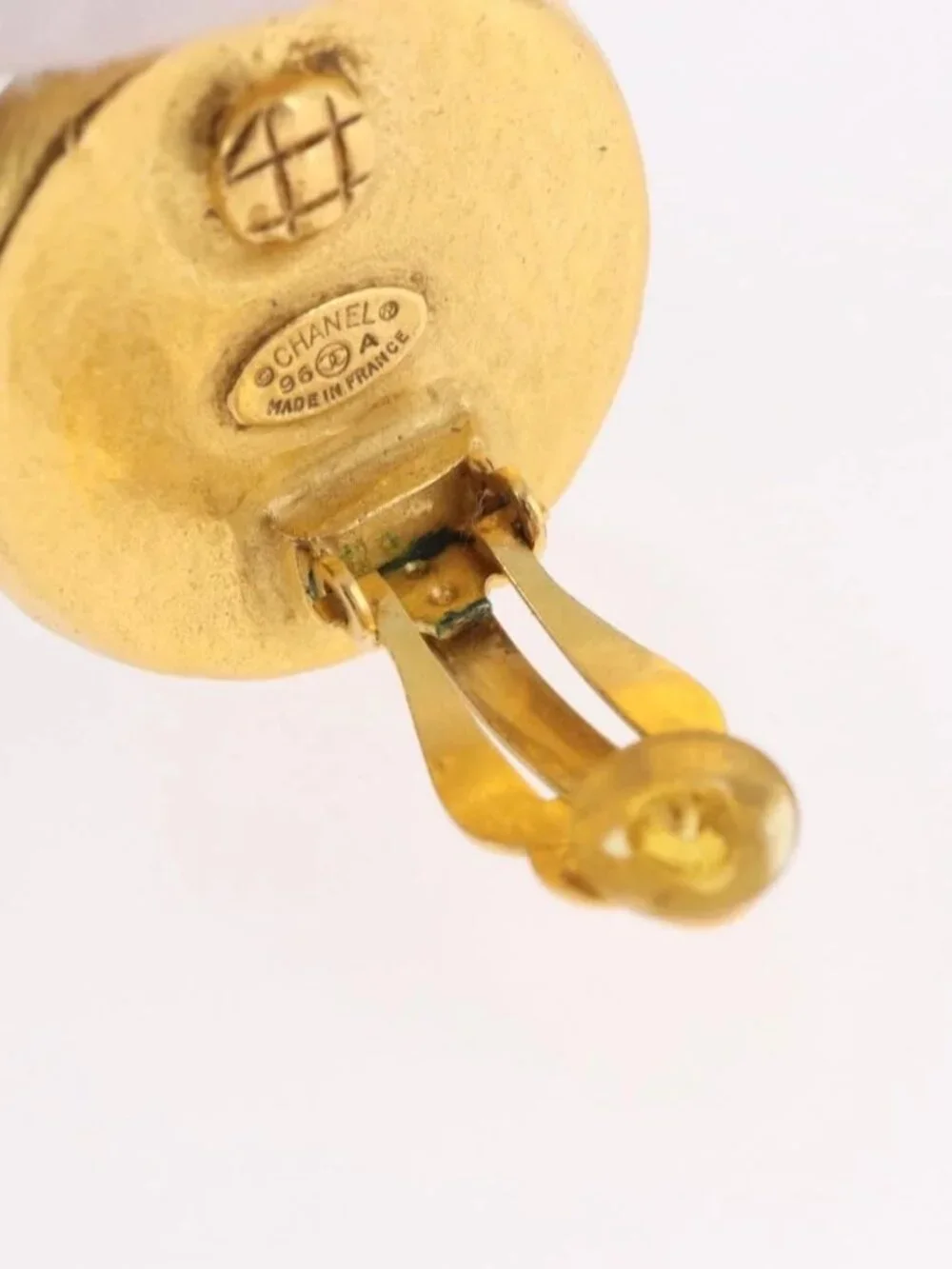 CHANEL brand	chanel color	gold